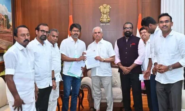 तमिलनाडु-में-सरकार-बनाने-की-ओर-विजय-का-बड़ा-कदम,-राज्यपाल-से-मिल-पेश-किया-दावा