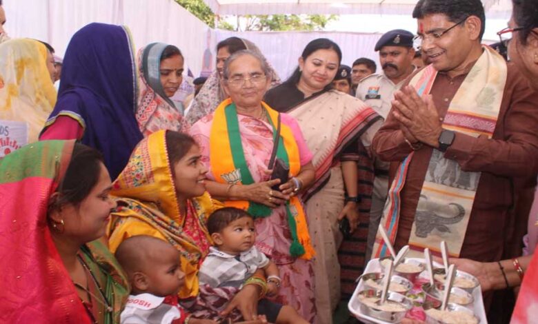 सरकार-की-योजनाओं-का-लाभ-प्रत्येक-पात्र-हितग्राही-को-मिलें-–-मंत्री-टंक-राम-वर्मा