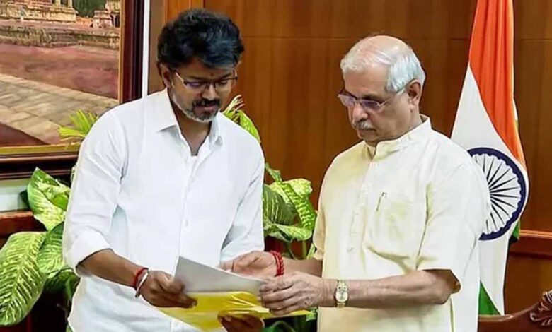 तमिलनाडु-में-सरकार-गठन-की-हलचल-तेज,-चौथी-बार-राज्यपाल-से-मिले-विजय