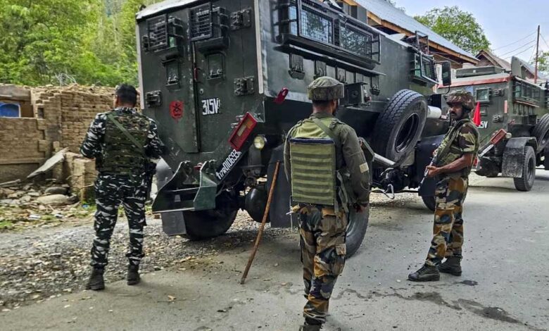 श्रीनगर-में-बड़ी-कार्रवाई:-नाका-चेकिंग-के-दौरान-2-संदिग्ध-आतंकी-गिरफ्तार,-हथियार-और-let-पोस्टर-बरामद