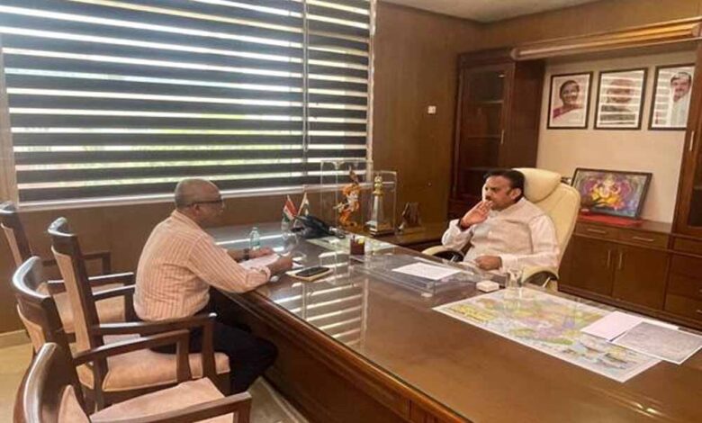 प्रधानमंत्री-मोदी-की-अपील-के-अनुक्रम-में-उप-मुख्यमंत्री-शुक्ल-ने-काफिले-से-हटाई-फॉलो-एवं-पायलट-सुविधा