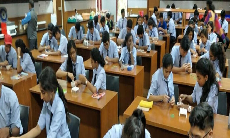 cbse-12वीं-रिजल्ट-में-सरकारी-स्कूलों-का-जलवा,-हर-कैटेगरी-में-छात्राओं-ने-मारी-बाजी