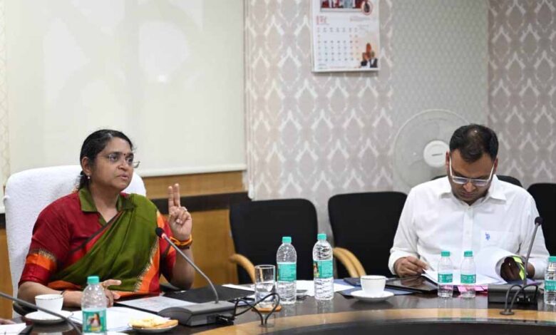 निकायों-में-सुशासन,-जवाबदेही-और-जन-सेवा-को-दें-सर्वोच्च-प्राथमिकता,-नगरीय-प्रशासन-विभाग-की-सचिव-शंगीता-आर.-ने-वीडियो-कॉन्फ्रेसिंग-से-ली-सभी-194-निकायों-की-बैठक