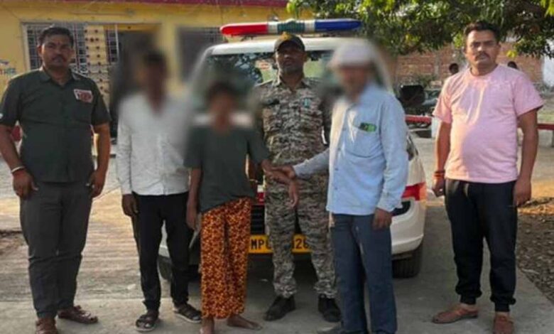 छतरपुर-के-डायल-112-हीरोज-रास्ता-भटकी-मानसिक-रूप-से-अस्वस्थ-13-वर्षीय-बालिका-को-सुरक्षित-परिजनों-से-मिलाया