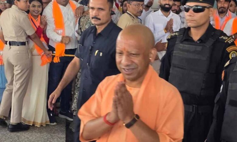 बस्तर-पहुंचे-cm-योगी,-मुख्यमंत्री-साय-ने-किया-गर्मजोशी-से-स्वागत