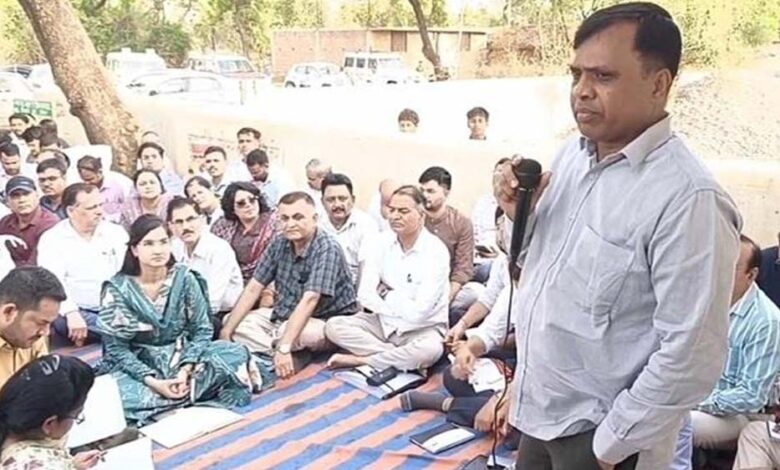 रीवा-कलेक्टर-का-अनोखा-दौरा,-42-अफसरों-संग-नॉन-एसी-बस-से-गांव-पहुंचे;-टिकुरी-में-लगाई-चौपाल