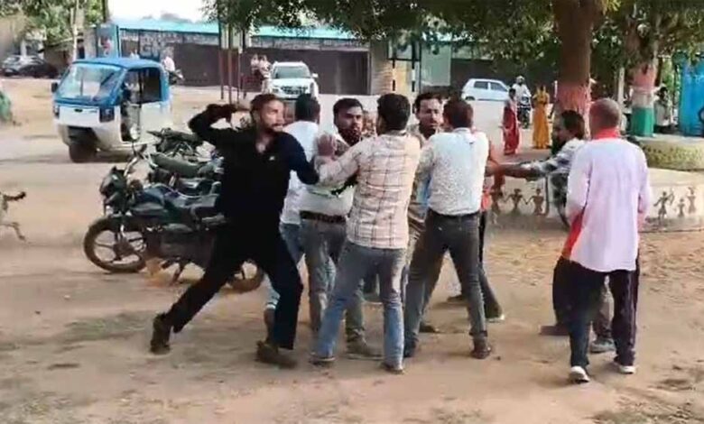 कोर्ट-में-सुनवाई-के-दौरान-हंगामा,-पक्षकारों-में-जमकर-विवाद;-तहसीलदार-ने-दर्ज-कराई-fir
