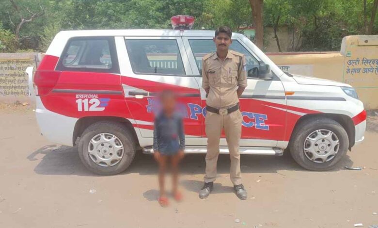 सीधी-के-डायल-112-हीरोज-दादा-से-बिछड़कर-रास्ता-भटके-मासूम-को-सुरक्षित-परिजन-से-मिलाया