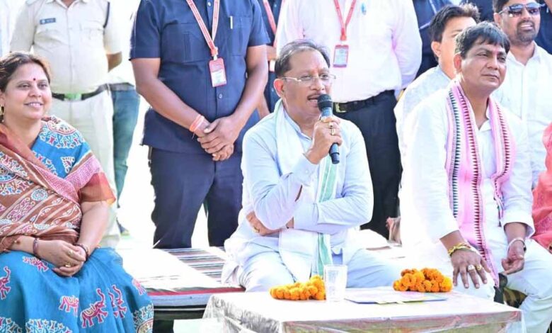 मुख्यमंत्री-विष्णु-देव-साय-ने-बरगद-के-पेड़-के-नीचे-लगाई-चौपाल,-सुनी-ग्रामीणों-की-समस्याएं