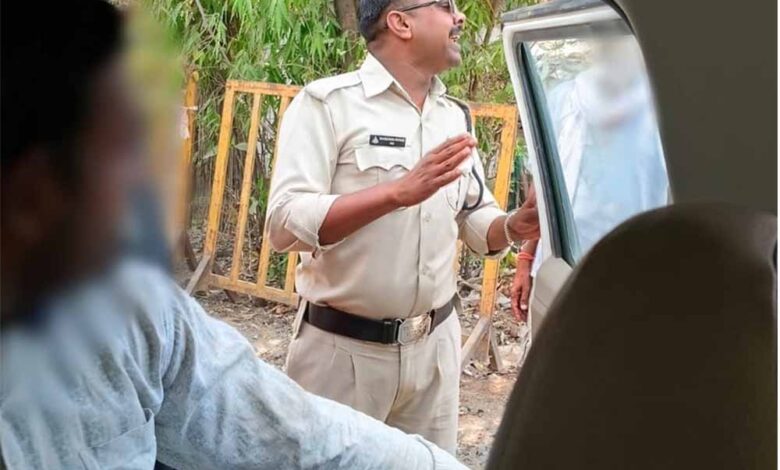 हरदा-के-डायल-112-हीरोज-रेलवे-ट्रैक-पर-खड़े-व्यक्ति-की-सतर्कता-से-बचाई-जान-समझाइश-देकर-परिजनों-के-सुपुर्द-किया