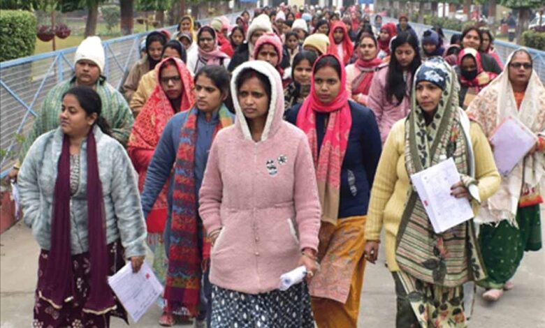 upsc-prelims-में-अभ्यर्थियों-की-अग्निपरीक्षा!-तपती-जमीन-पर-नंगे-पैर-पहुंचे-एग्जाम-सेंटर