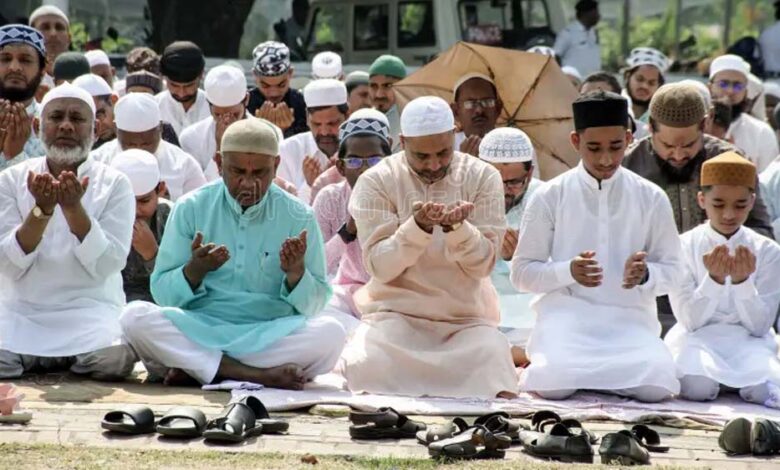 सड़क-पर-नमाज-को-लेकर-बढ़ा-विवाद,-मौलाना-साजिद-रशीदी-की-‘थूक-पेशाब’-वाली-दलील-चर्चा-में